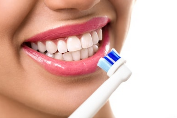 Oral B power brush used on female teeth